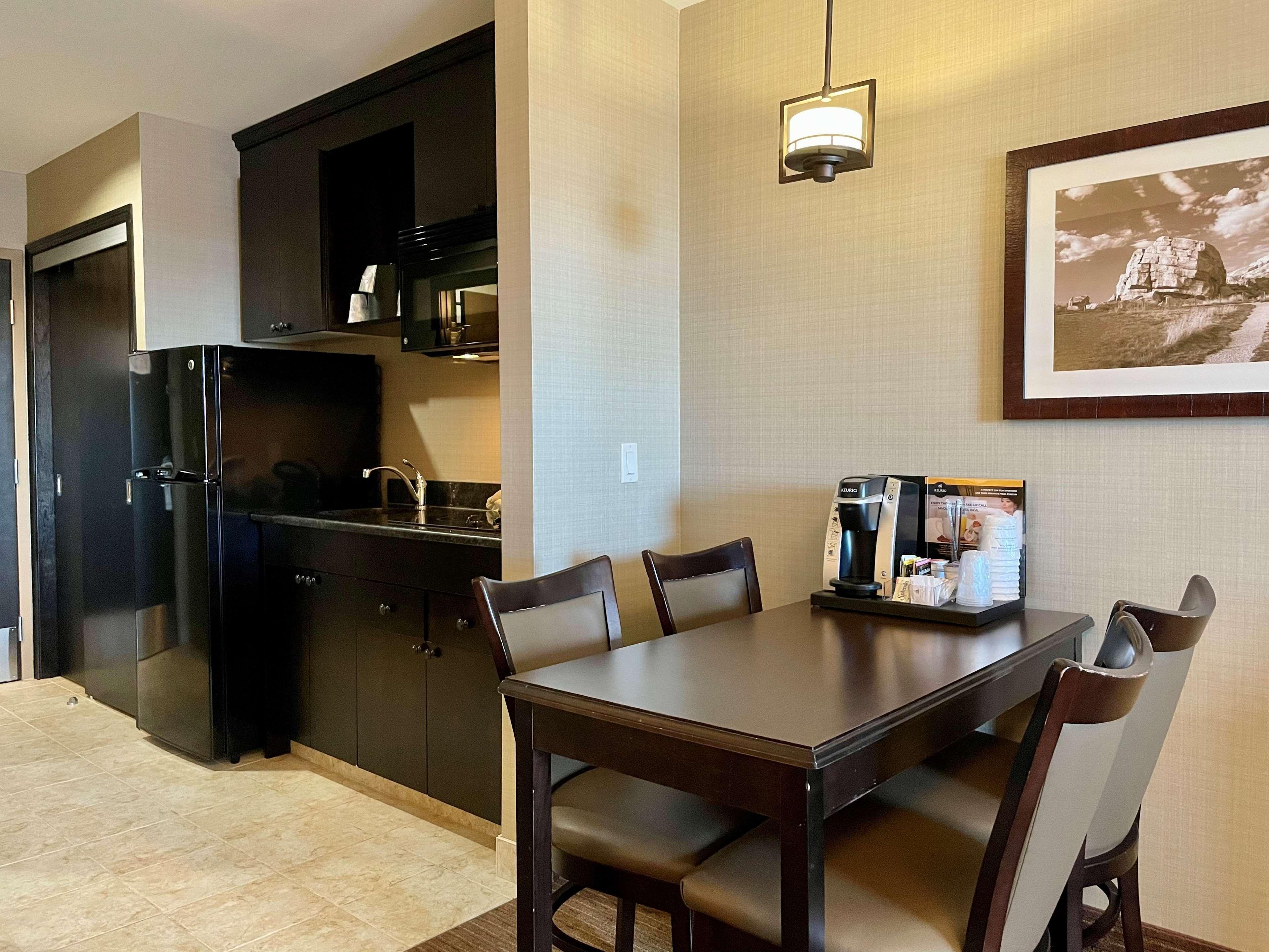 Best Western Plus Okotoks Inn & Suites Екстер'єр фото