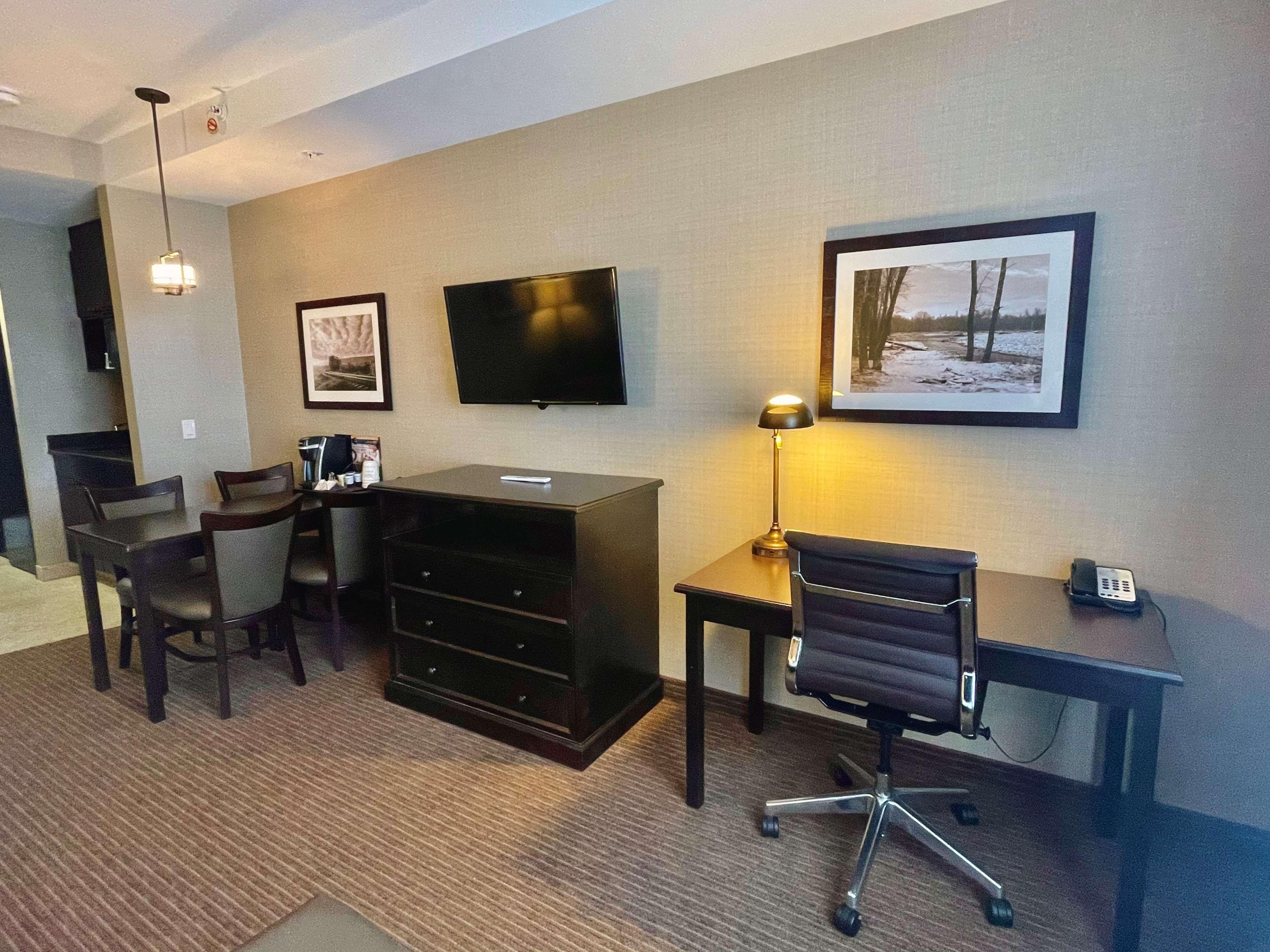 Best Western Plus Okotoks Inn & Suites Екстер'єр фото