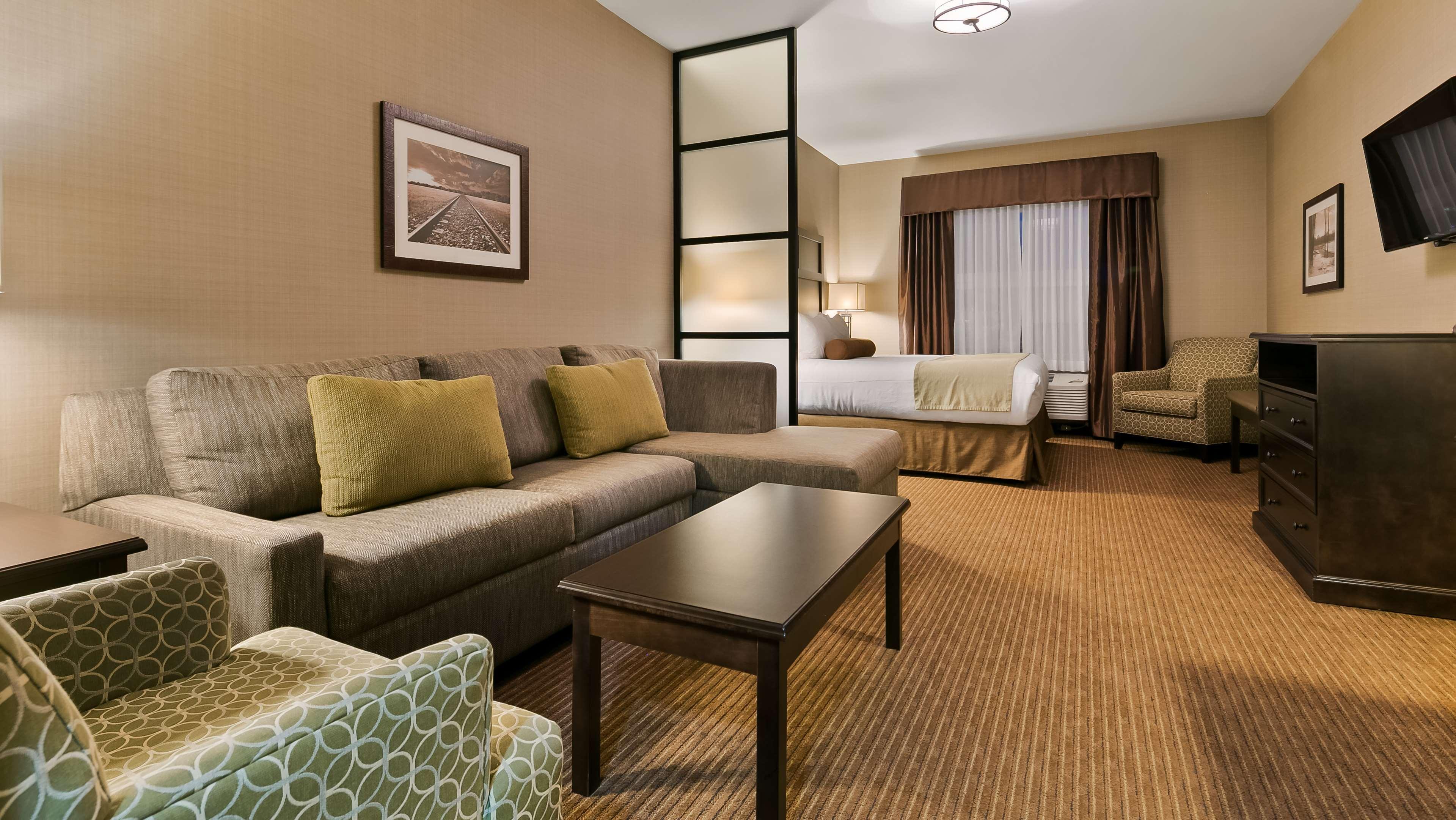 Best Western Plus Okotoks Inn & Suites Екстер'єр фото