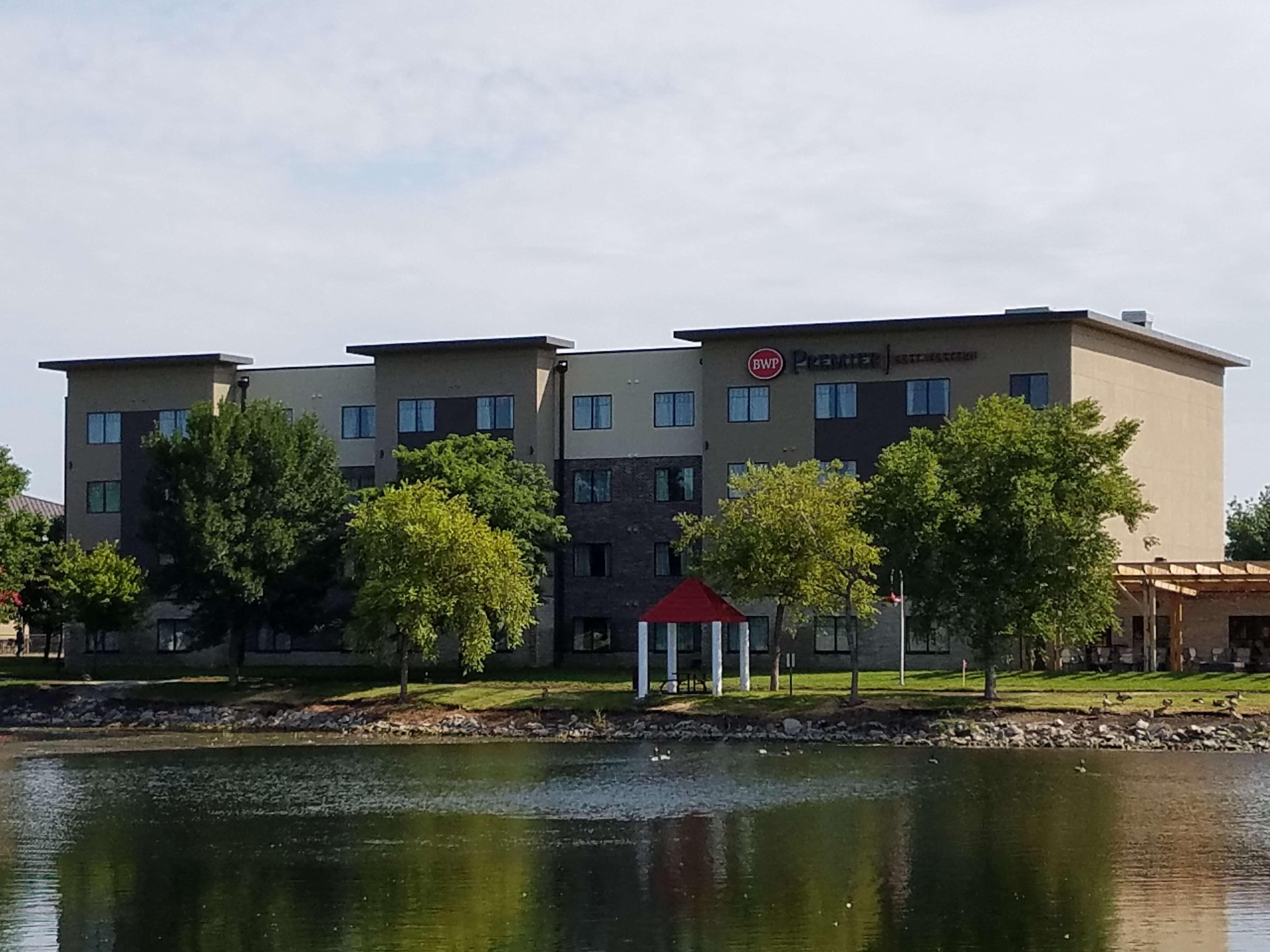 Best Western Plus Okotoks Inn & Suites Екстер'єр фото