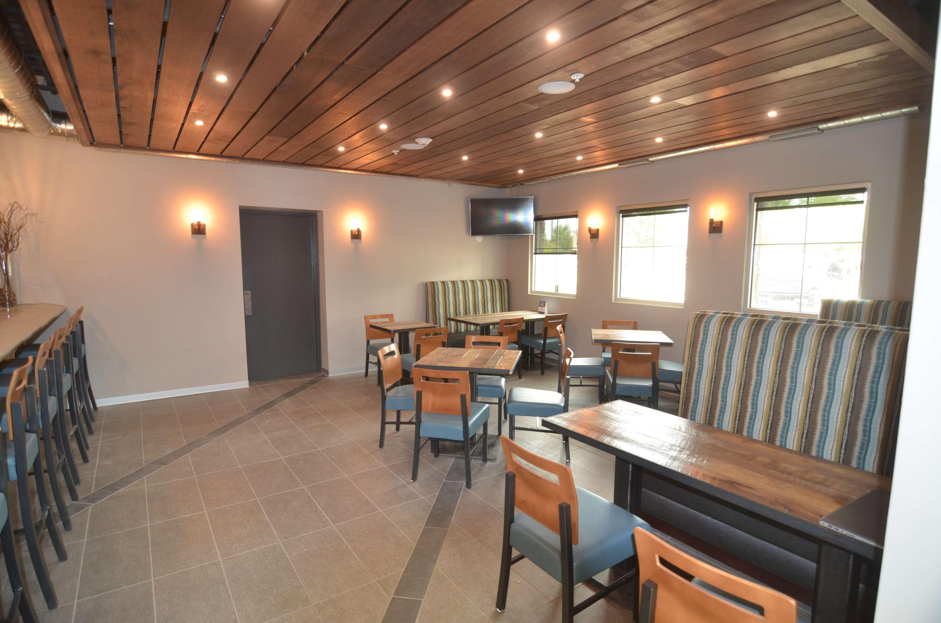 Best Western Plus Okotoks Inn & Suites Екстер'єр фото