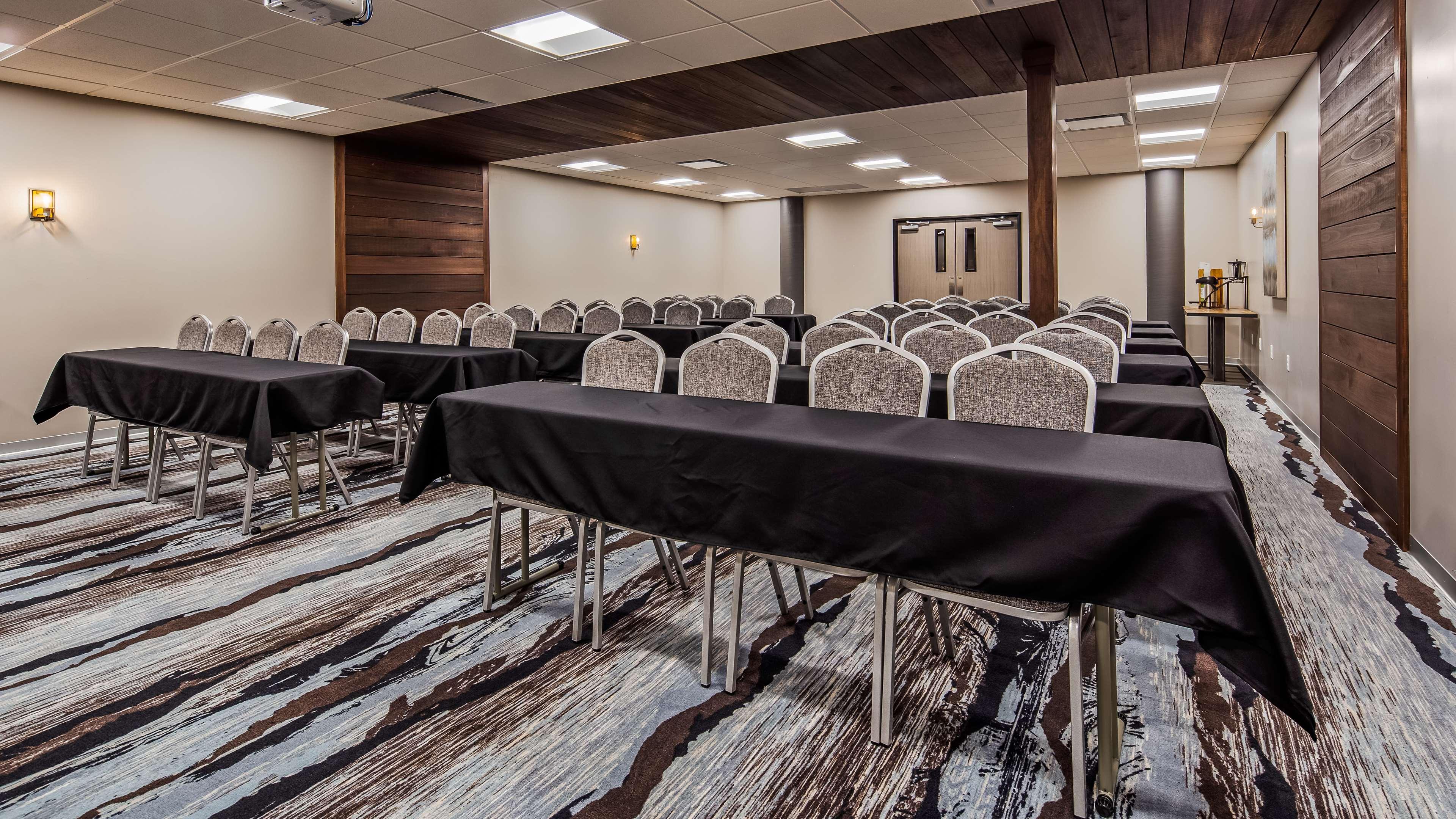 Best Western Plus Okotoks Inn & Suites Екстер'єр фото