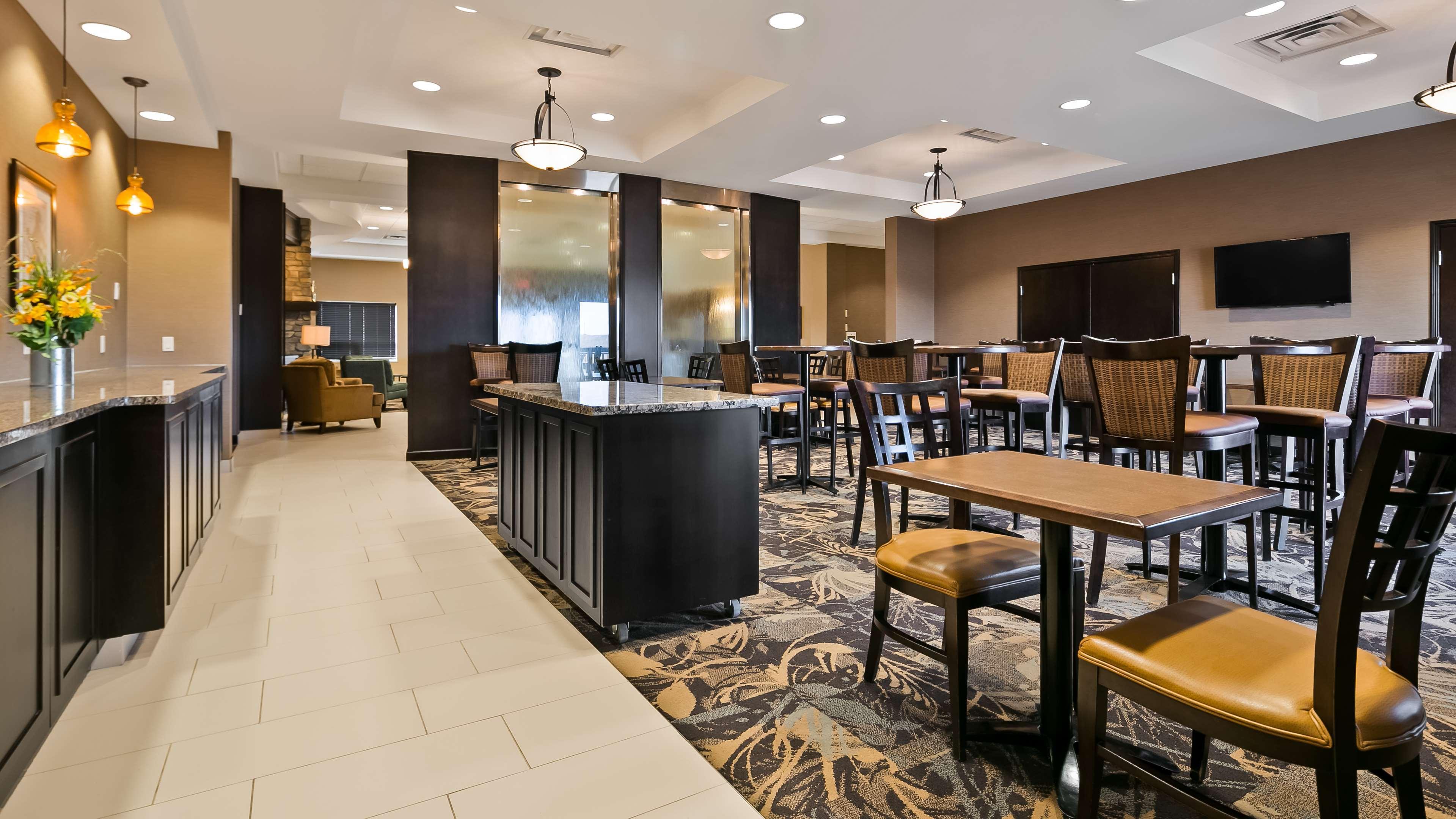 Best Western Plus Okotoks Inn & Suites Екстер'єр фото
