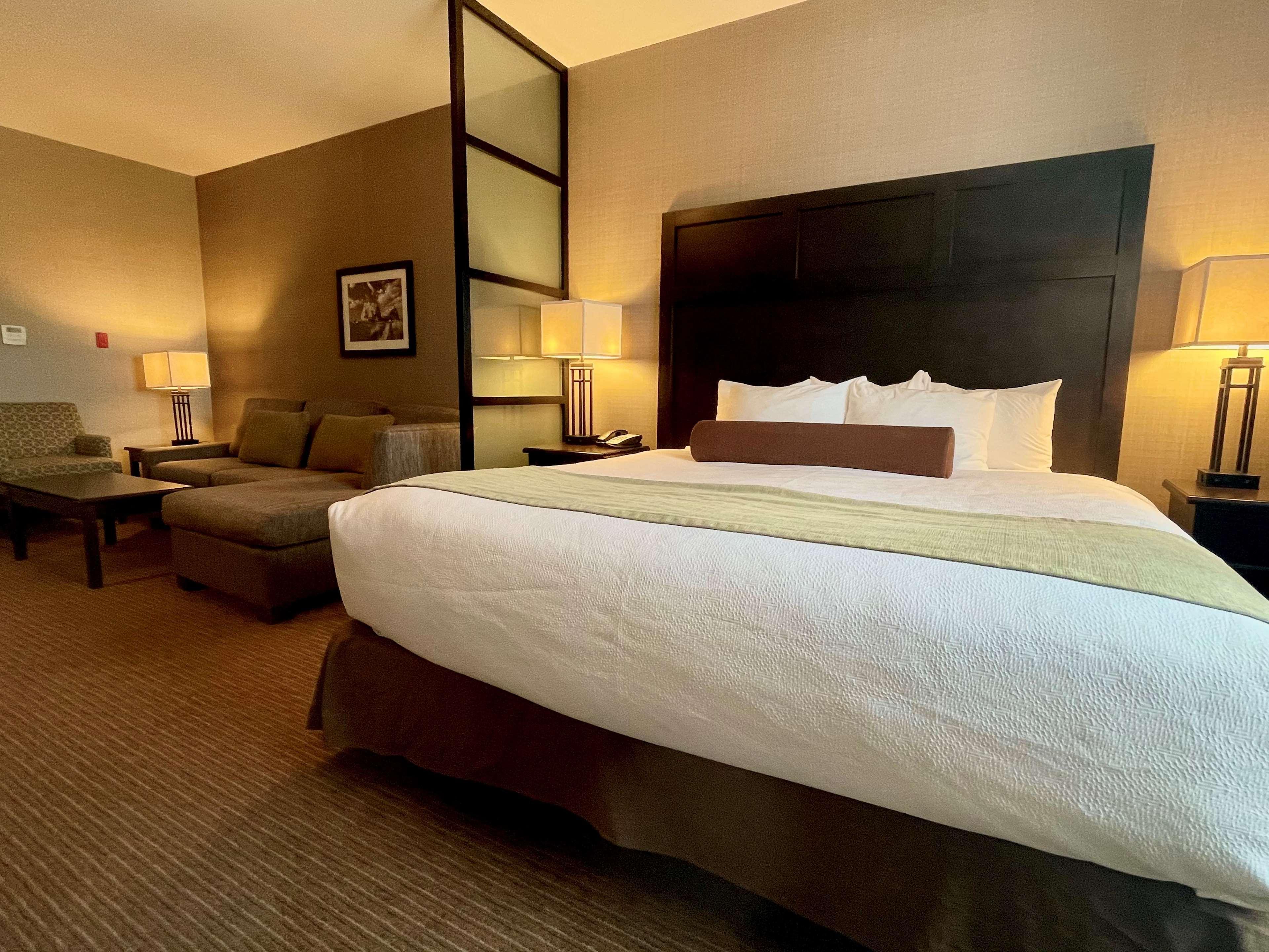 Best Western Plus Okotoks Inn & Suites Екстер'єр фото